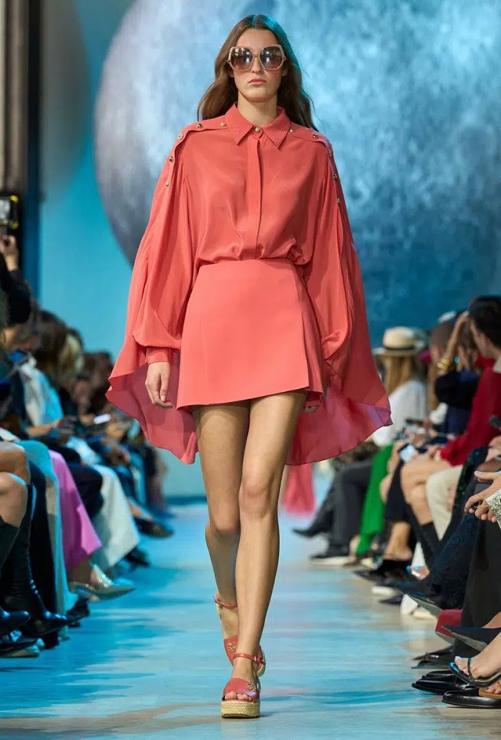 Блуза с кейпом и мини юбка персикового цвета от Elie Saab