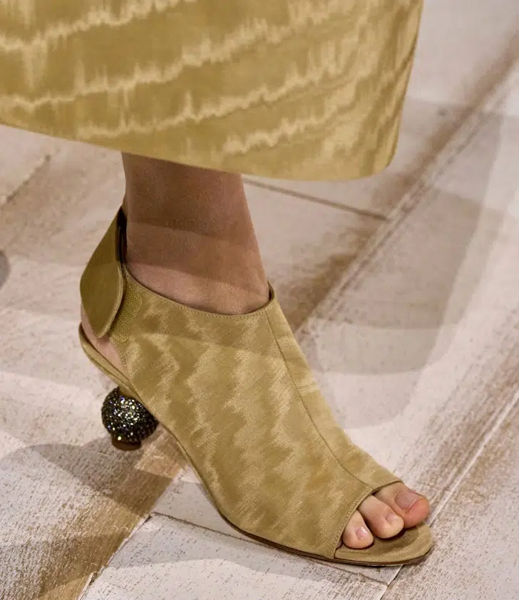 Босоножки на необычном каблуке от Christian Dior