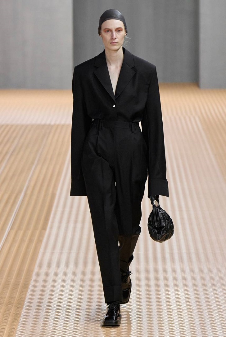 Черный классический костюм с заправленным пиджаком в брюки от Prada