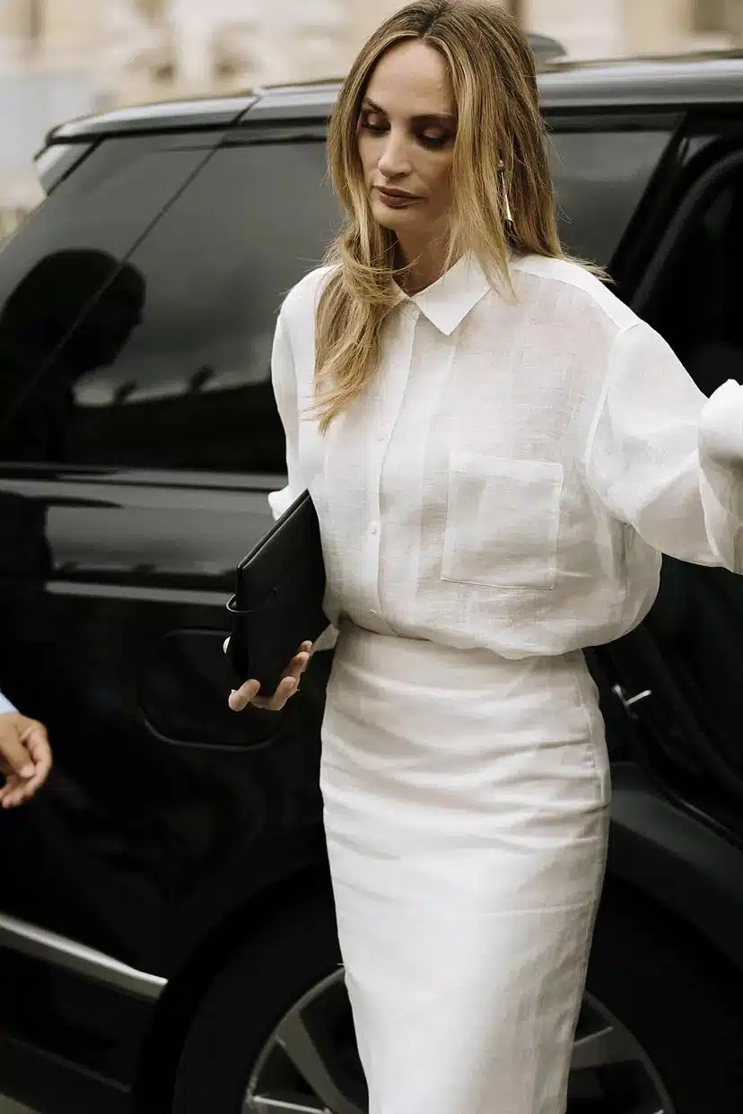Девушка в белой юбке карандаш и классической рубашке