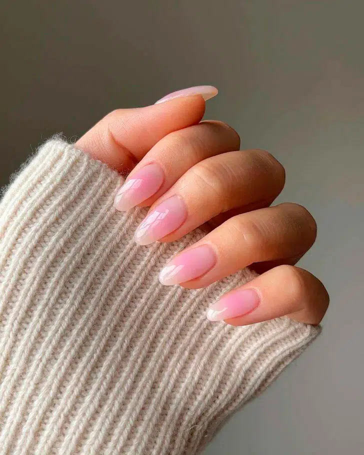 Глянцевый нейтральный маникюр с розовым румянцем на овальных ногтях