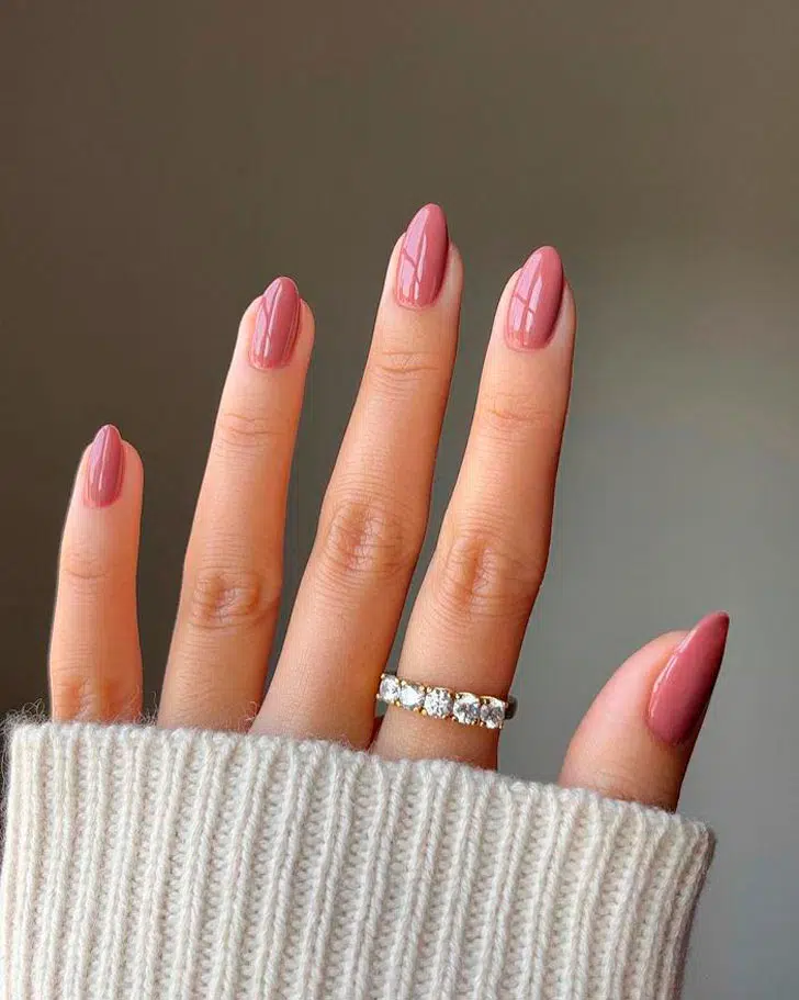 Грязный розовый маникюр на однотонных овальных ногтях