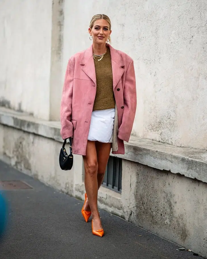 Коричневый джемпер с белой юбкой розовым пиджаком и оранжевыми туфлями