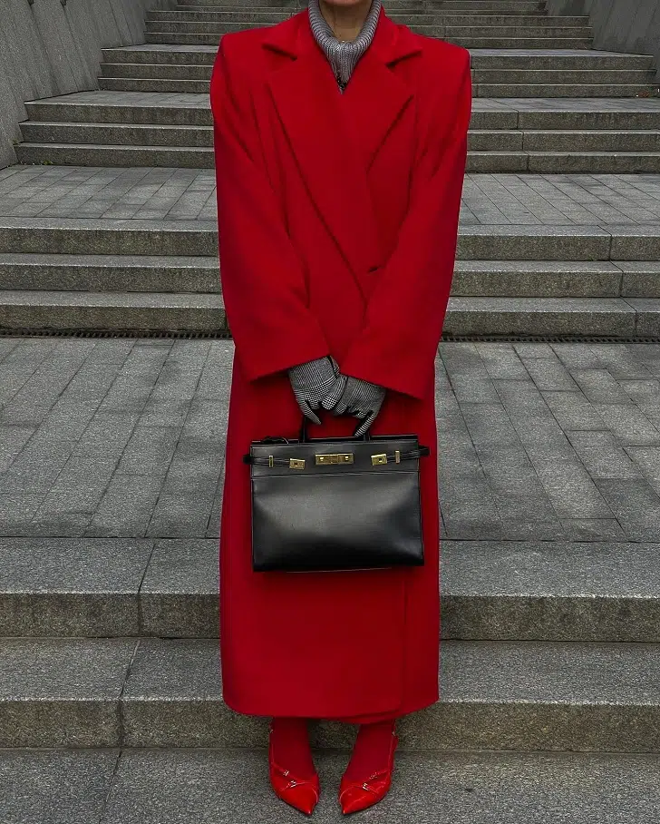 Красное пальто и черная сумка эрмес келли