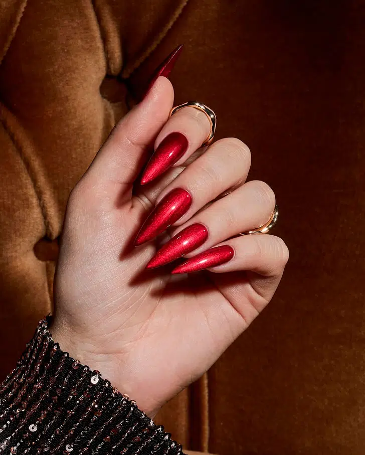 Красный металлизированный маникюр на острых ногтях