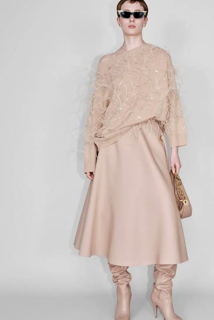 Кремовый джемпер с перьями и А-образная юбка с сапогами гармошкой от Valentino