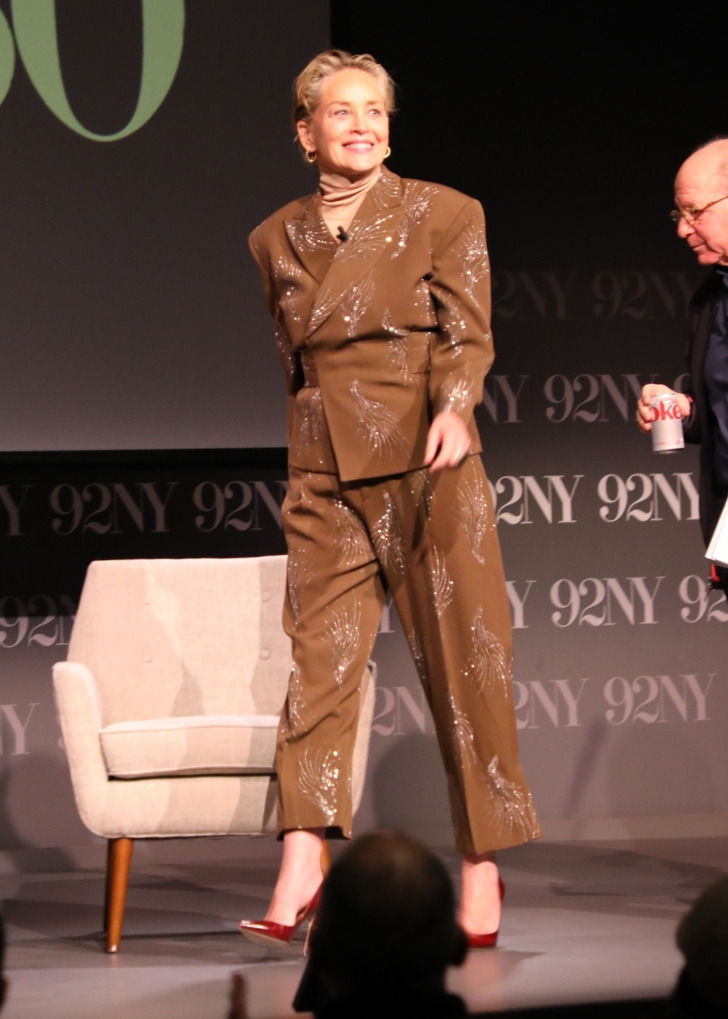 65-летняя Шэрон Стоун в коричневом костюме с рисунками и лодочках