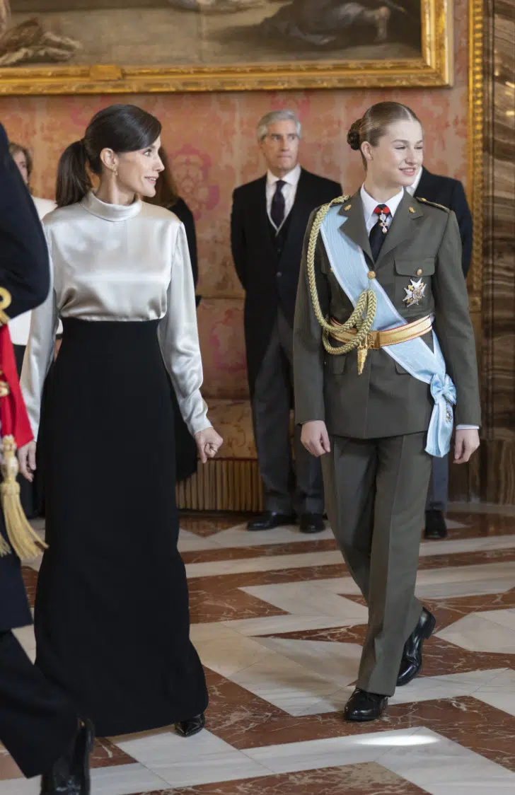 Королева Летиция в длинной юбке и шикарной серой блузе