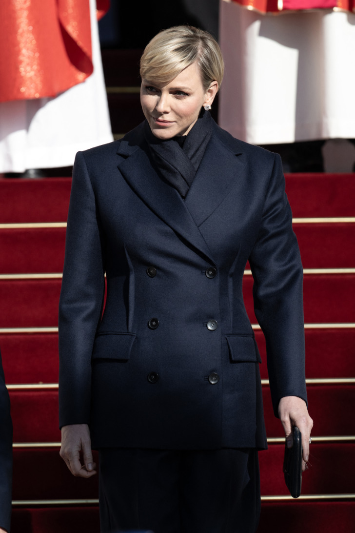 Принцесса Шарлен в темно синем двубортном костюме, который подчеркнул стройную фигуру