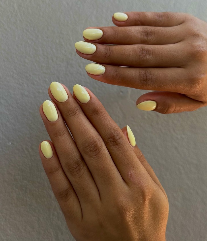 Лимонный маникюр на овальных ногтях