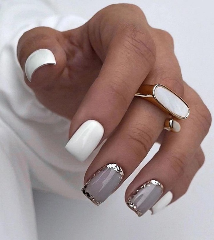 Маникюр на коротких ногтях с бело-молочным покрытием и серебряной окантовкой