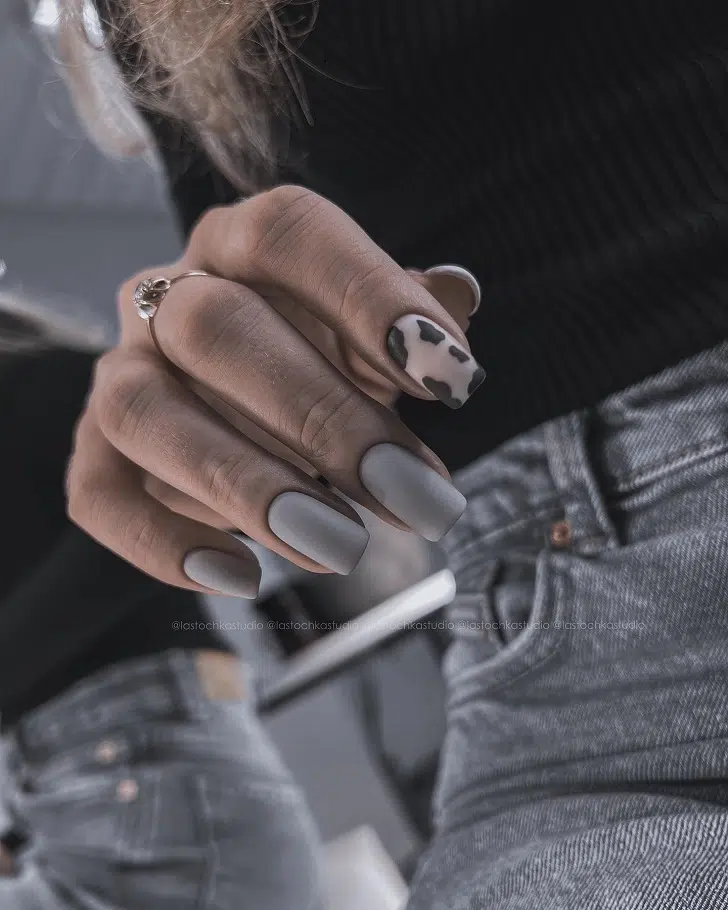 Матовый серый с анимал принтом на квадратные ногти