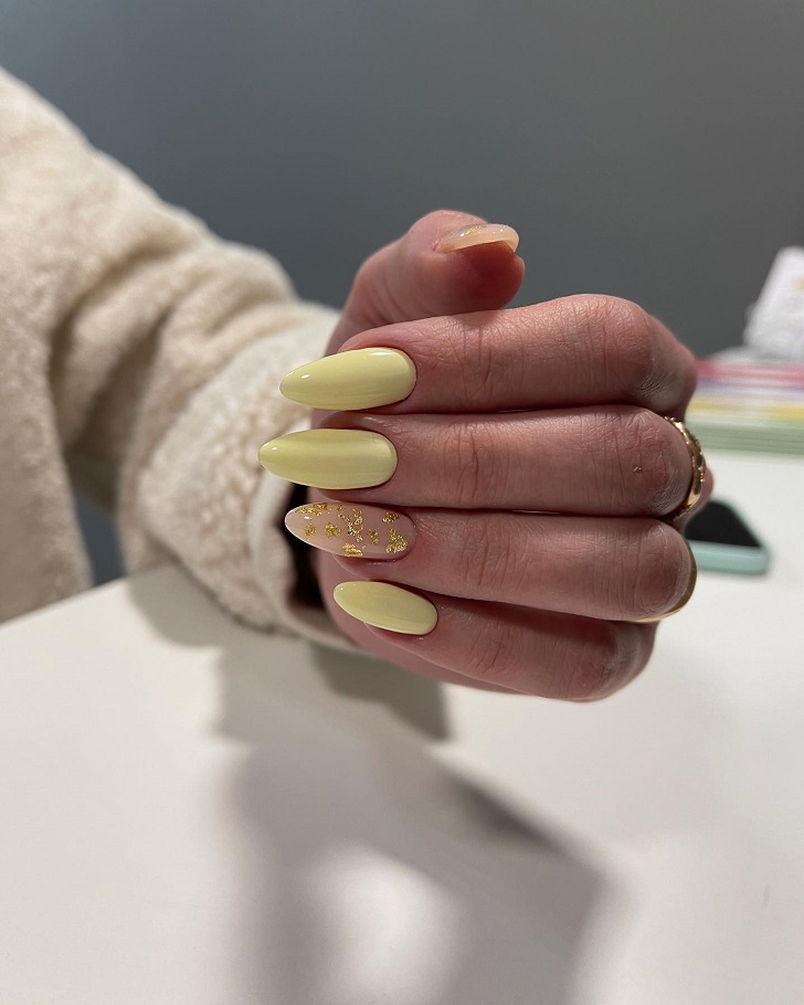Миндальные лимонные ногти с золотой фольгой