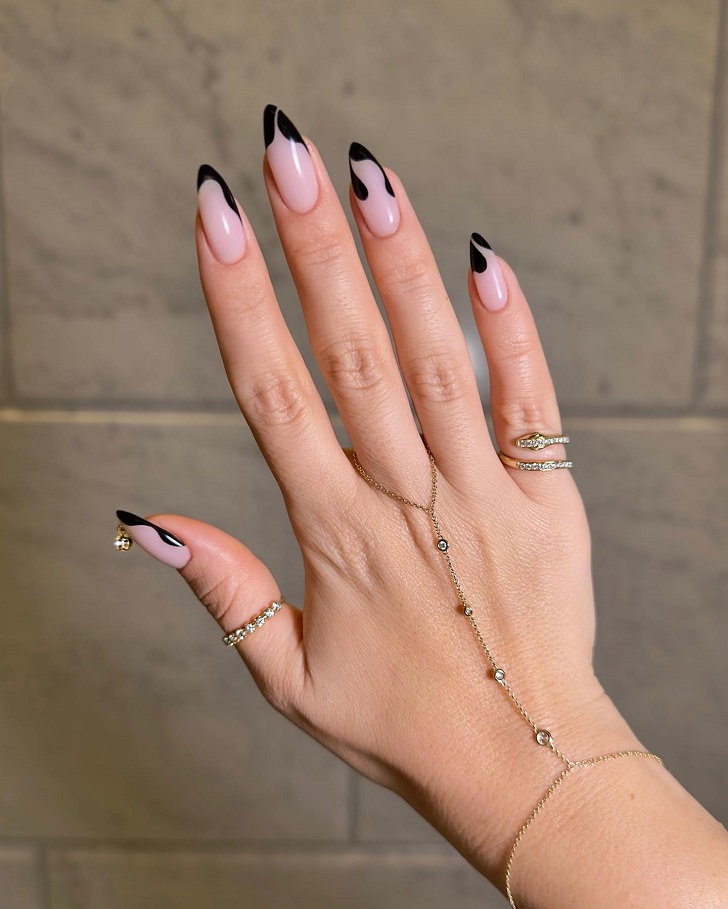 Миндальные ногти с черным френчем необычных форм