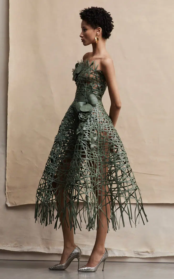 Модель в кожаном платье от Оскар Де Ла Рента