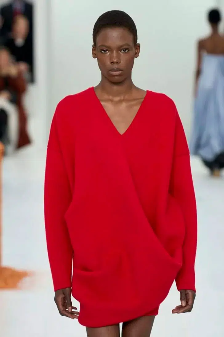 Модель в красном платье свитер с длинными рукавами от Loewe