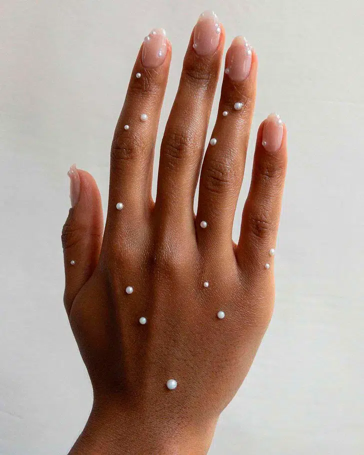 Молочный маникюр с жемчугом на овальных ногтях