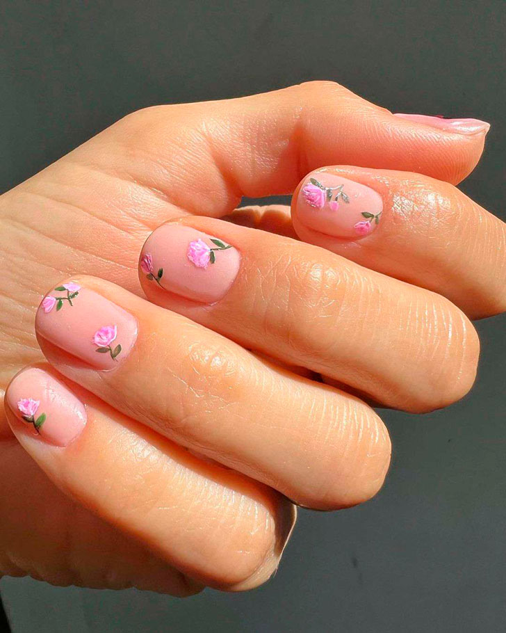 Нейтральный маникюр с розовыми цветами на коротких натуральных ногтях