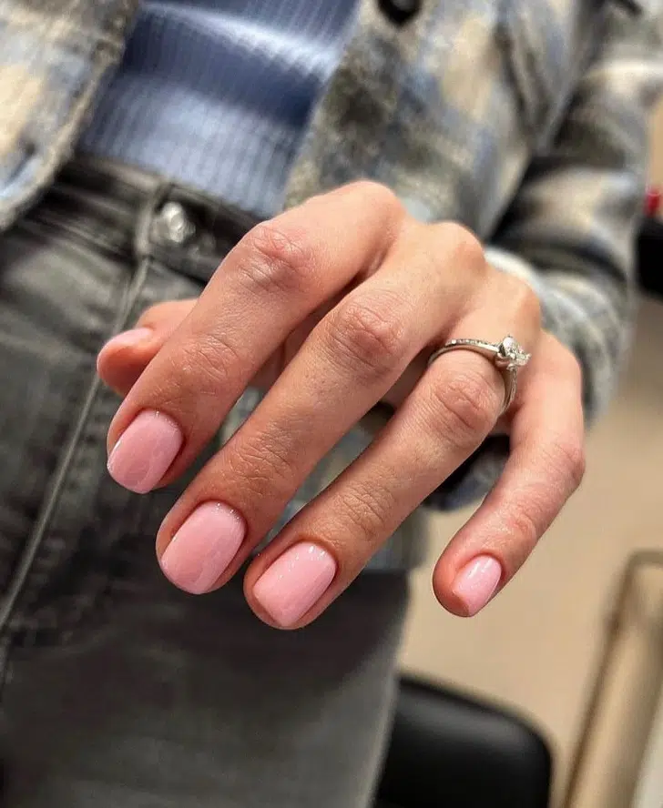 Нежно розовый оттенок на короткие ногти
