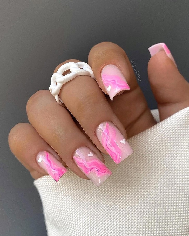 Нежные розовые ногти с яркими розовыми разводами