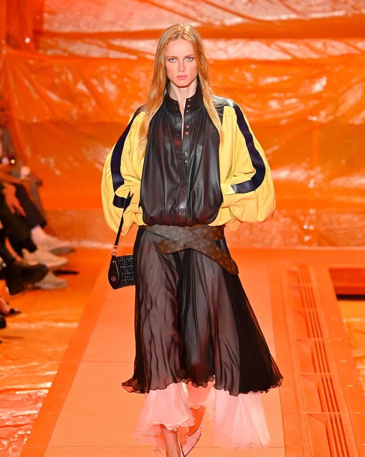 Образ от Louis Vuitto на моделе двойная юбка с ремнем на заниженной талии