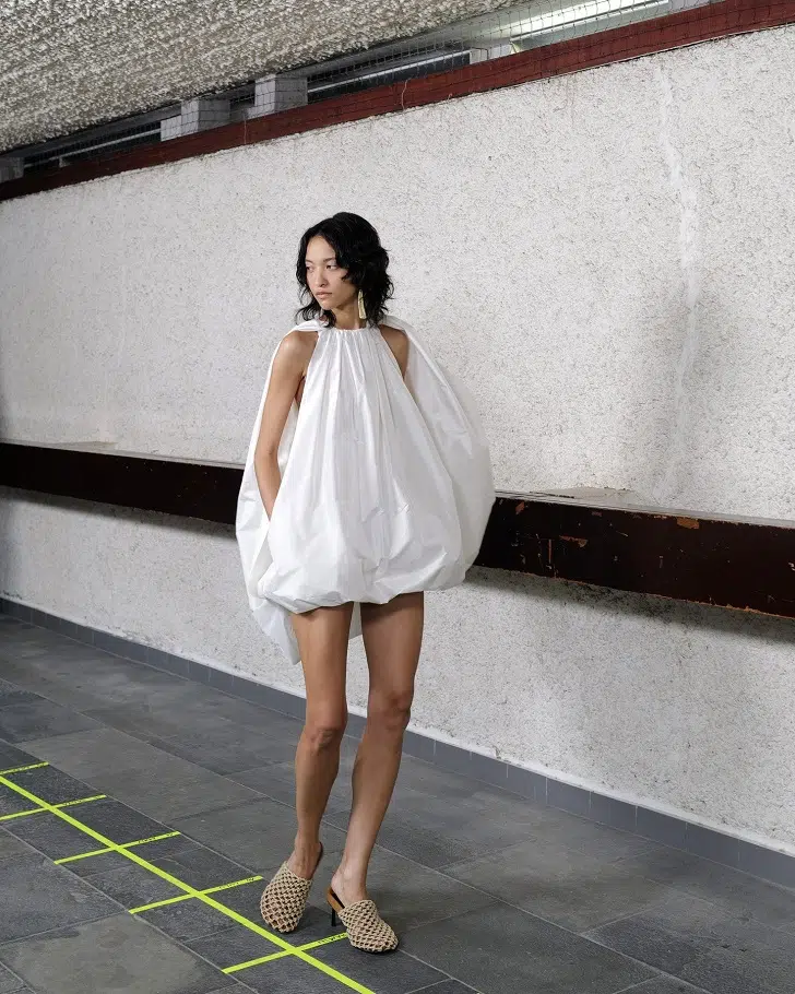 Образ от Stella McCartney на модели белое мини платье баллон