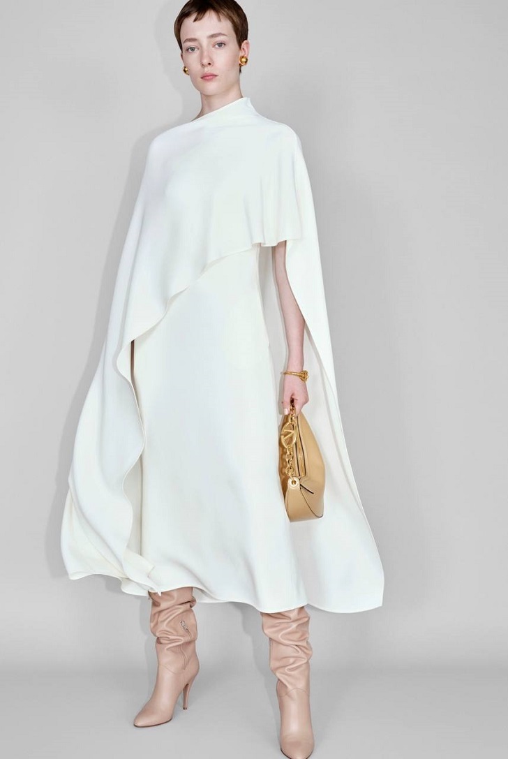 Образ в белом платье с кейпом и пудровых сапогах гармошках от Valentino