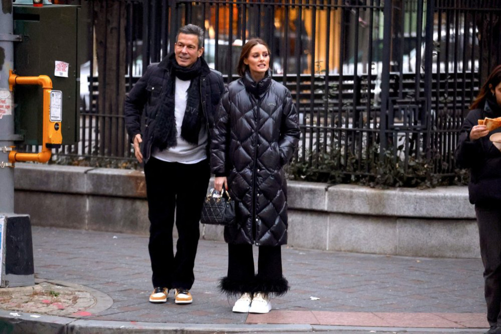 Оливия Палермо в пуховике и стильных брюках на улицах Нью-Йорка