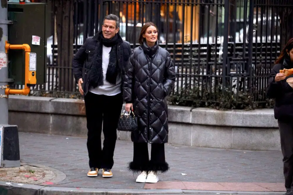 Оливия Палермо в пуховике и стильных брюках на улицах Нью-Йорка