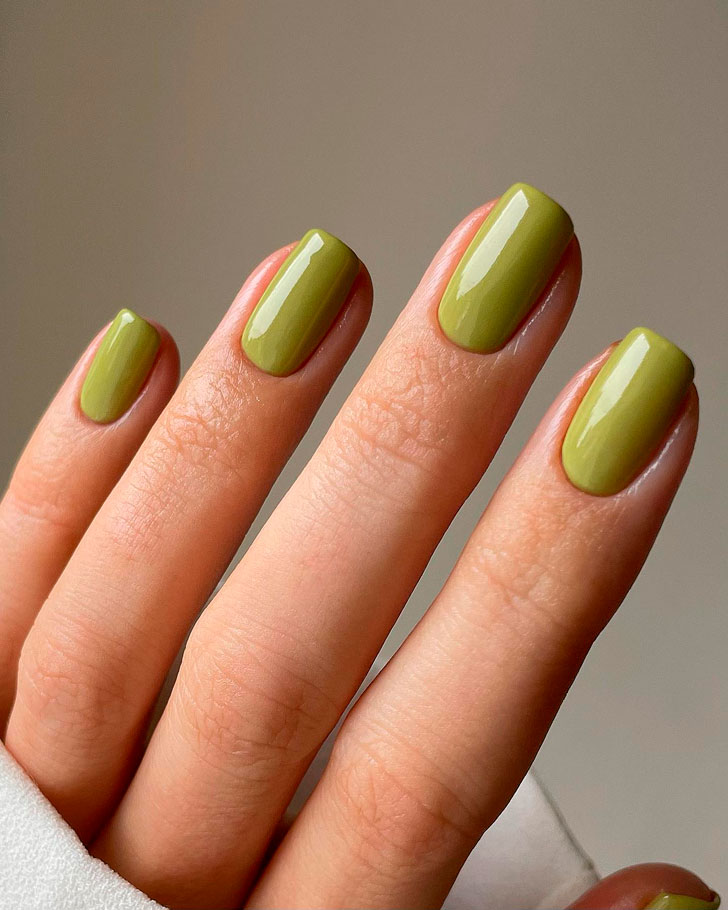 Оливково зеленый маникюр на коротких квадратных ногтях