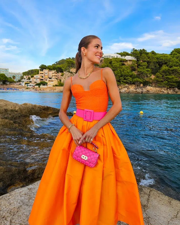 Оранжевое платье с розовыми аксессуарами