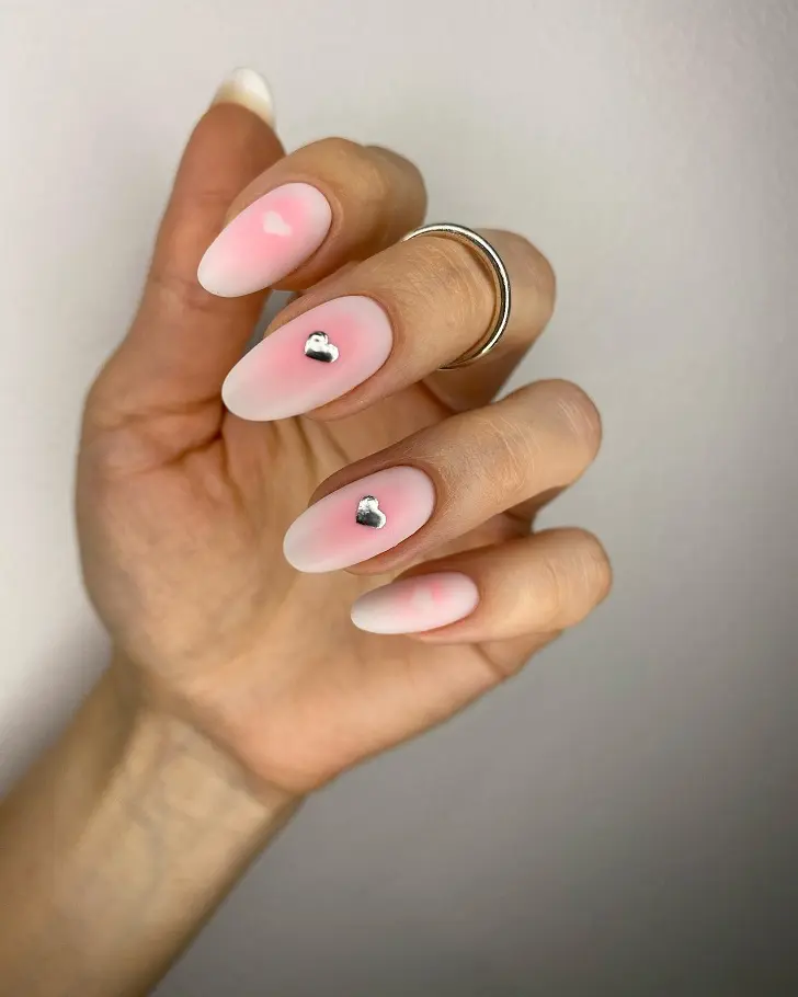 Овальные длинные ногти с розовым омбре и сердцами под матовым топом