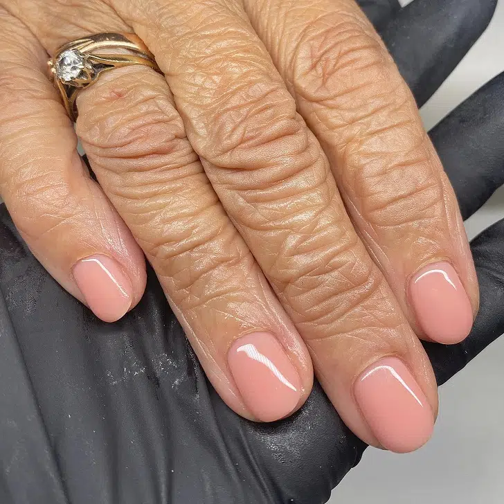 Персиковая база на короткие ногти