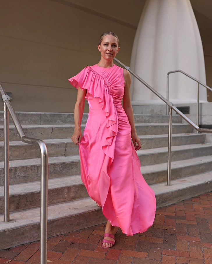 Розовое платье с асимметричными рюшами