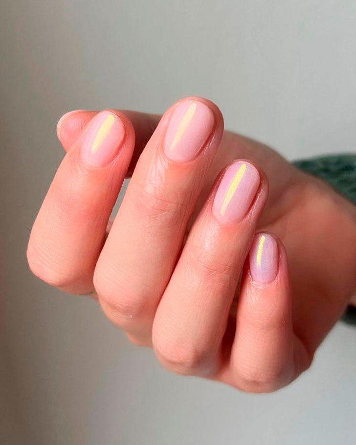 Розовый маникюр с жемчужным блеском на коротких овальных ногтях