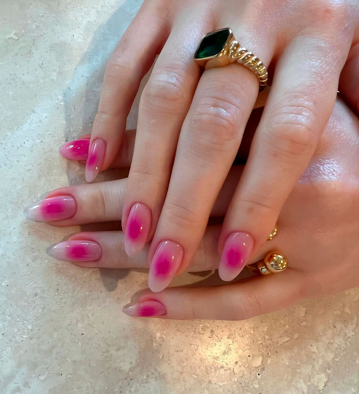 Розовый маникюр в стиле ауры на длинных миндальных ногтях