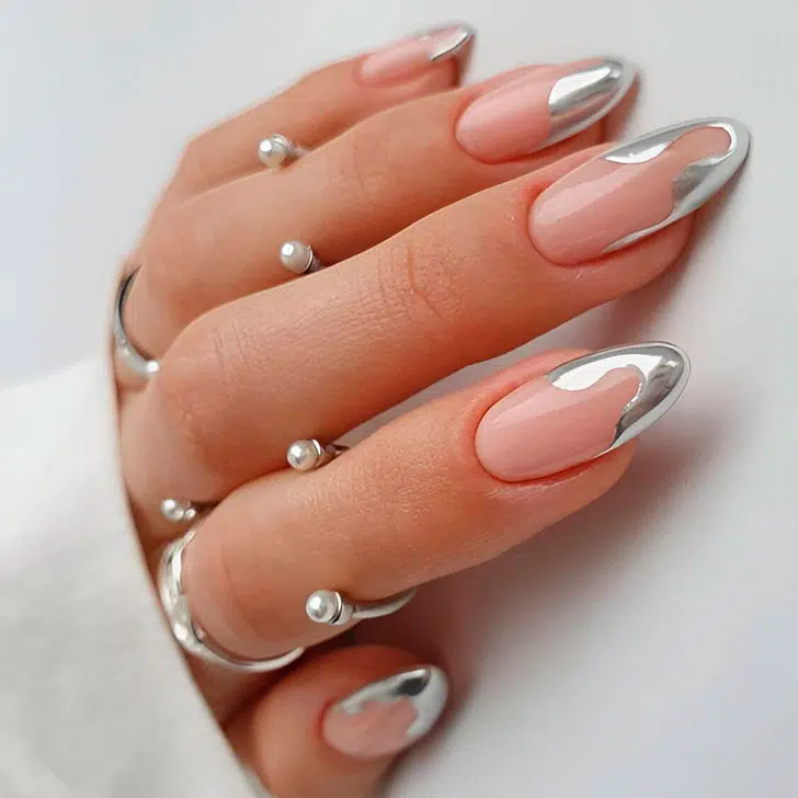 Серебристый металлический френч оригинальной формы на овальных ногтях