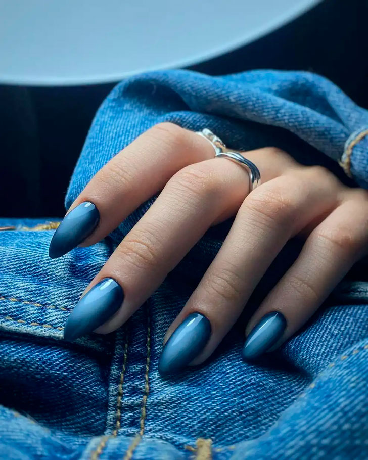 Синий маникюр омбре на миндальных ногтях средней длины