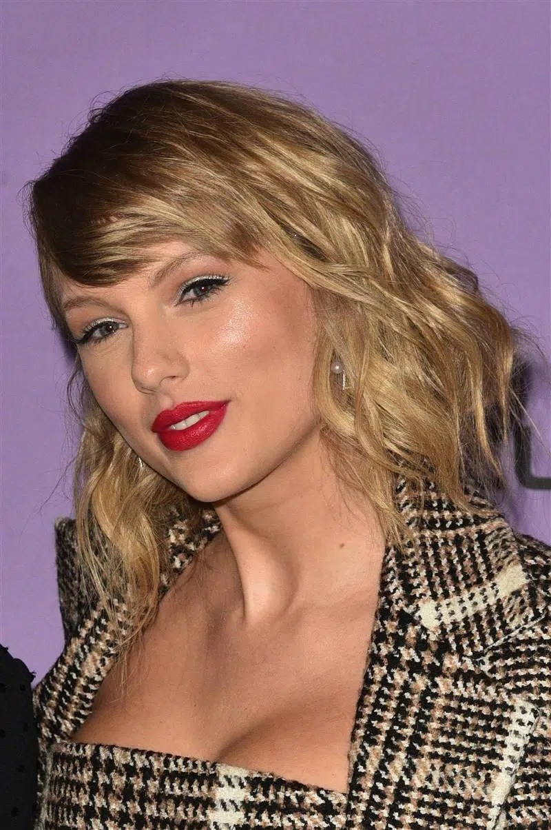 Тейлор Свифт с легкими волнами и боковой челкой на светлых волосах