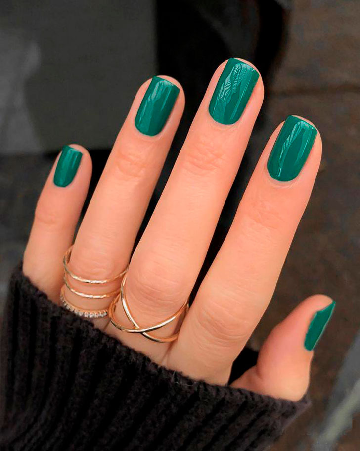 Зеленый зимний маникюр на коротких квадратных ногтях