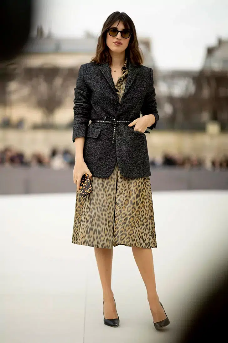 Жанна Дамас в платье миди с леопардовым принтом и сером жакете