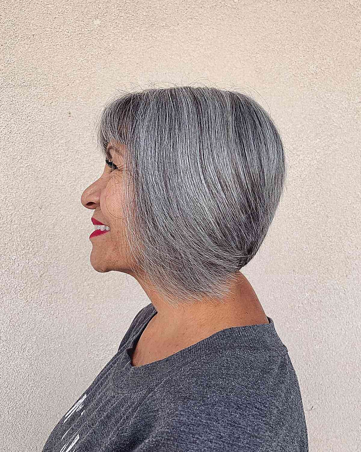 Женщина с градуированной стрижкой боб с челкой на тонких волосах