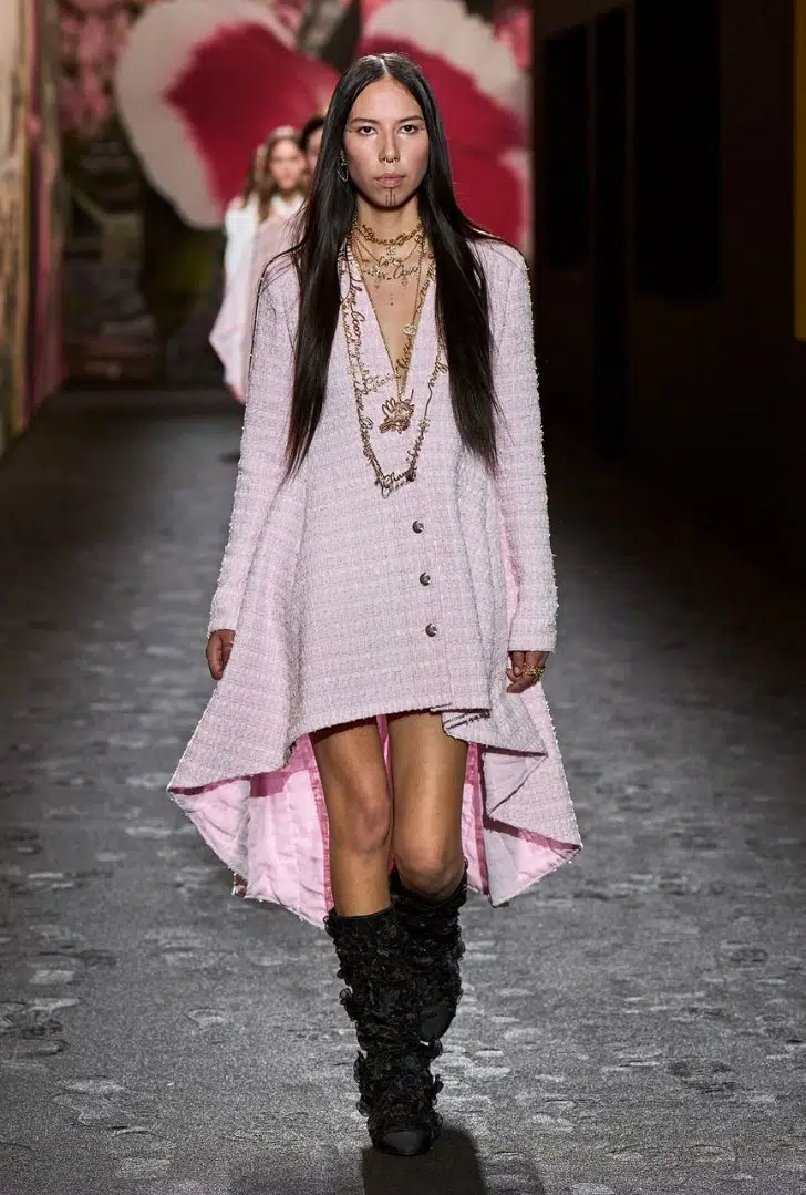 Асимметричное розовое платье от Chanel