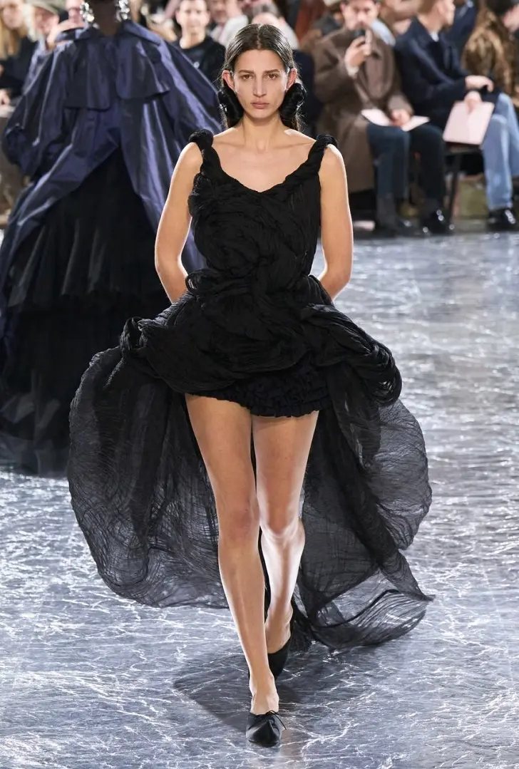 Черное платье с асимметрией от Jean Paul Gaultier