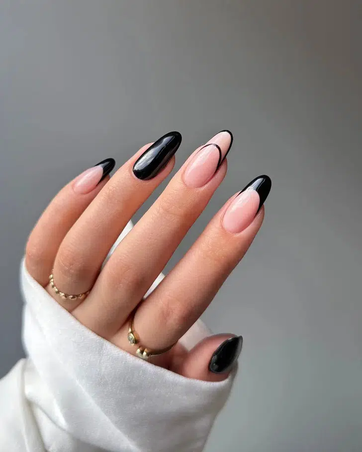 Черный комбинированный френч на длинных овальных ногтях