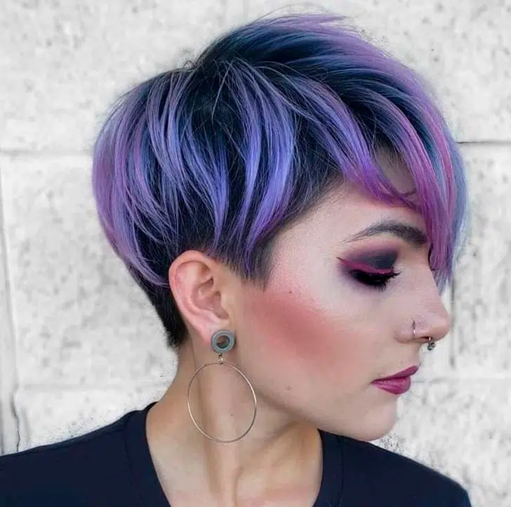 Девушка с удлиненной стрижкой пикси на волосах с фиолетовым оттенком