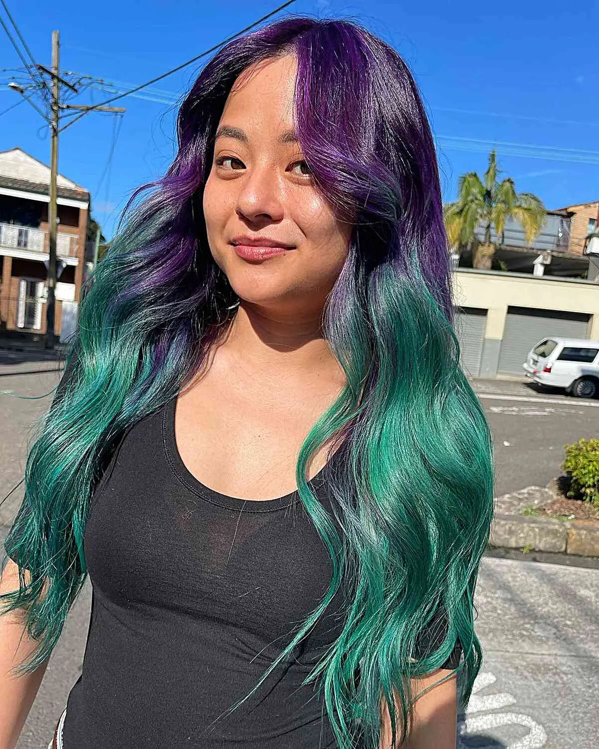 Девушка с зелено-фиолетовой стрижкой русалка на длинных волосах