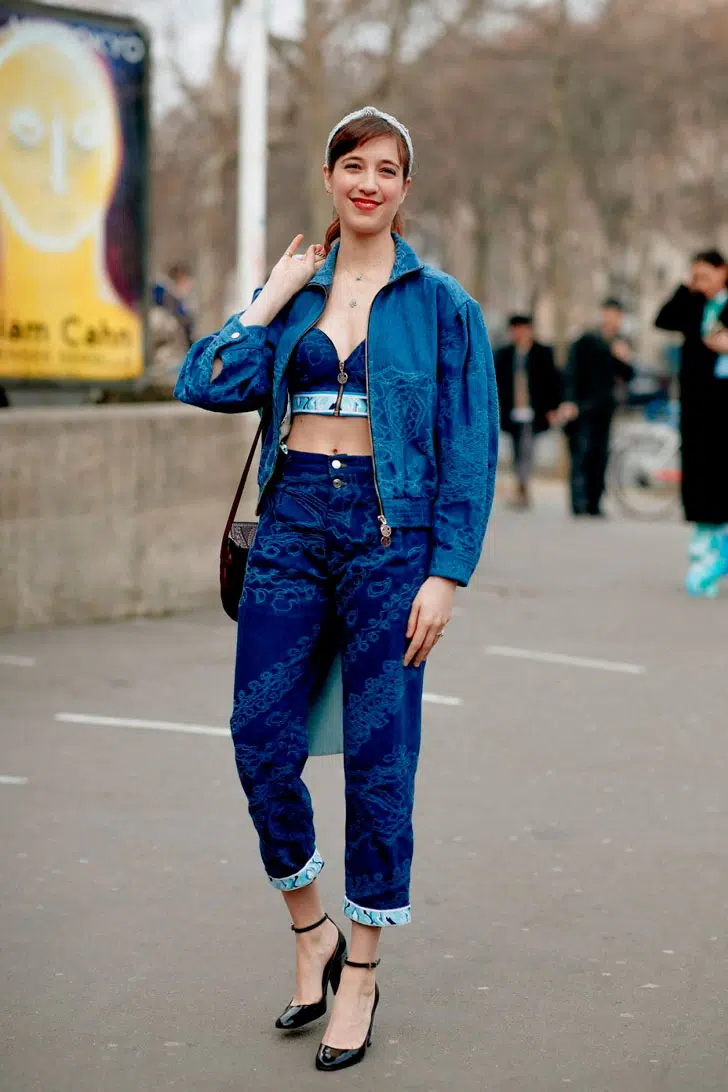 Девушка в синих джинсах с принтом, бомбере и туфлях с ремешками