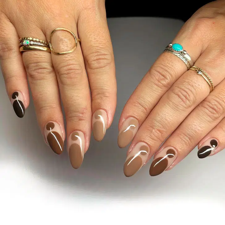 Геометрический маникюр омбре в оттенках коричневого на овальных ногтях