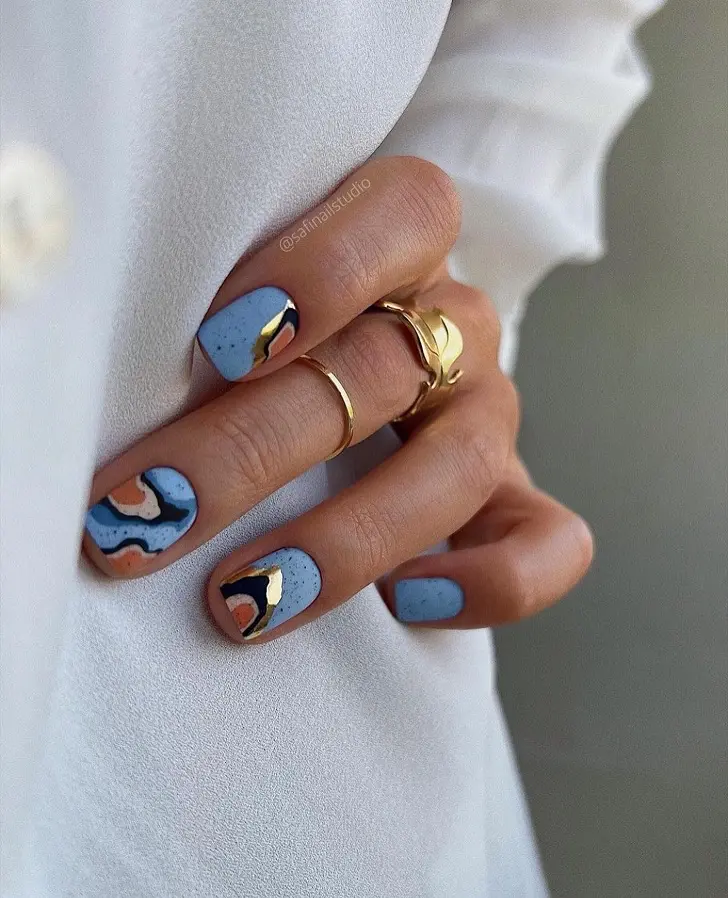 Голубой маникюр с черными брызгами на коротких ногтях